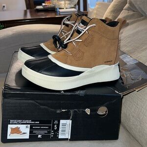 Sorel Youth Out N About IV classic new in box